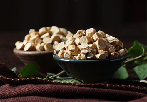 黄芪和什么一起泡水喝比较好(黄芪和什么一起泡水喝比较好呢)