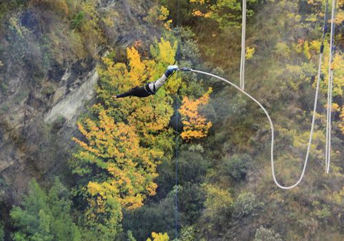 蹦极可以两人一起吗(蹦极可以两个人抱着跳吗)