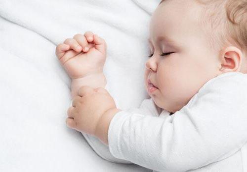 宝宝冬天睡觉要怎么穿衣 婴儿冬天穿衣服睡觉