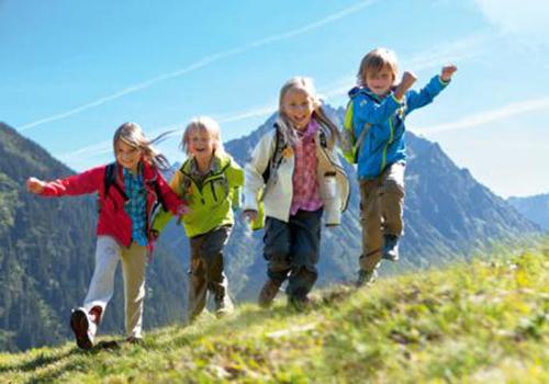 冲锋衣比羽绒服暖和吗（冲锋衣比羽绒服暖和吗知乎）