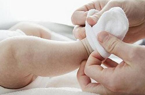 宝宝睡觉要穿袜子吗 冬天宝宝睡觉要穿袜子吗