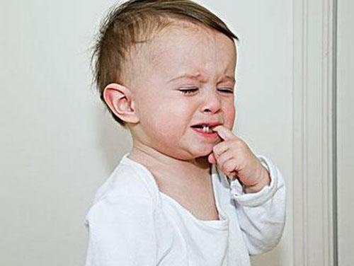 喂奶时宝宝咬奶怎么办（新生儿咬奶怎么办）