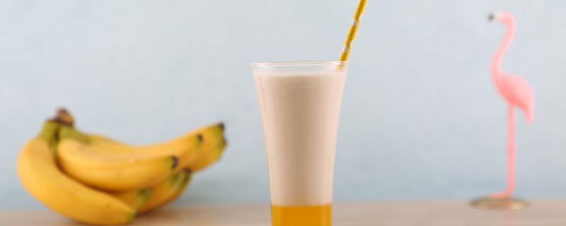 香蕉和牛奶一起榨汁有什么功效（香蕉牛奶一起榨汁有什么功效与作用）