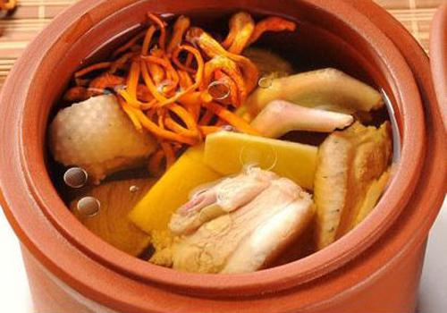 夏天晚上睡觉腿脚冰凉是怎么回事 夏天晚上睡觉腿脚发凉