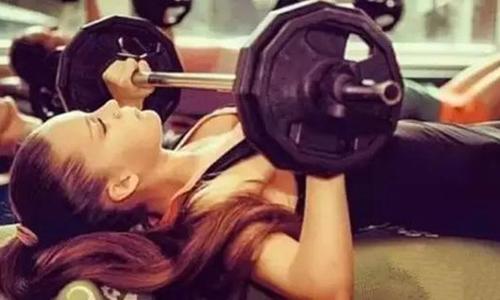 女生卧推标准动作 女生卧推标准动作图解