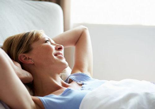 坐月子上火可以喂奶吗 坐月子喂奶上火怎么办