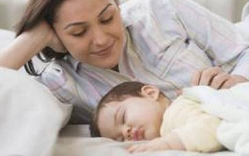 宝宝睡觉不安稳（宝宝睡觉不安稳总是翻来覆去的）