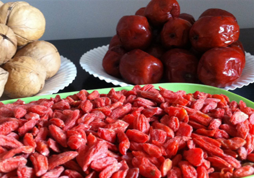 枸杞和红枣泡酒有什么好处（红枣和枸杞泡酒喝有什么坏处）