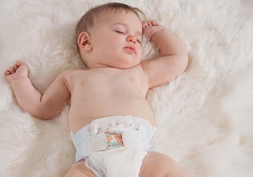 新生儿一个月身高能长多少（新生儿一个月身高能长多少正常）