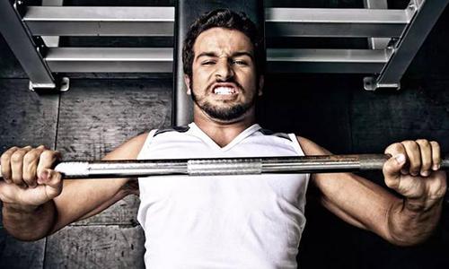 卧推100公斤什么水平(女生卧推100公斤什么水平)