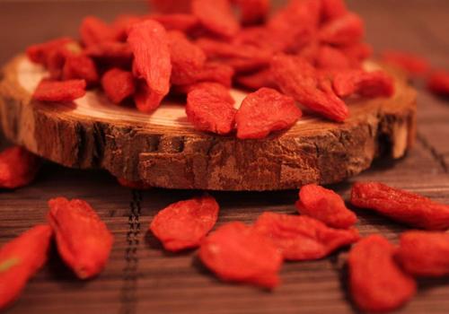 枸杞跟什么东西一起吃效果好（枸杞跟什么东西一起吃效果好呢）