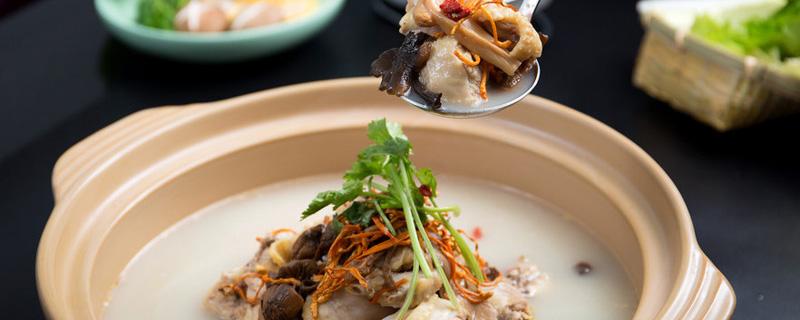 土乌鸡汤的功效与作用（乌鸡土豆汤的功效与作用）