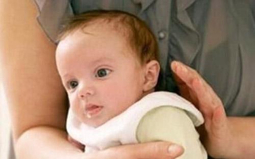 宝宝打嗝怎么办 一个月的宝宝打嗝怎么办