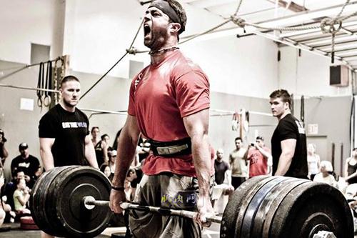 硬拉要收紧肩胛骨吗 硬拉肩胛骨收不紧