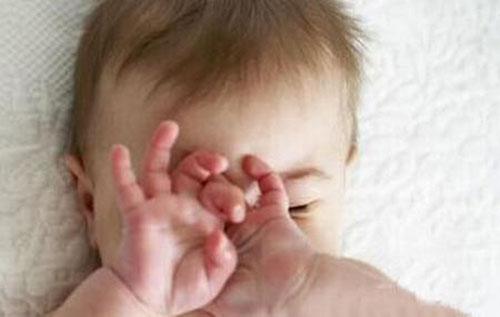 宝宝眼屎多的原因 宝宝眼屎多的原因是什么