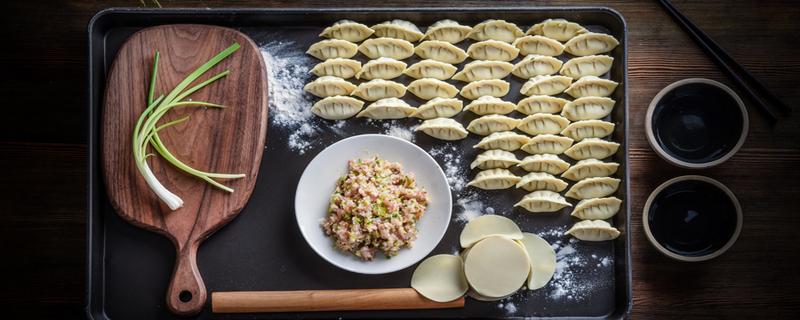 韭菜饺子馅放葱吗 韭菜饺子馅放葱吗好吃吗