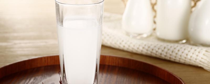 喝牛奶要注意哪些事项（喝牛奶的注意事项有哪些）