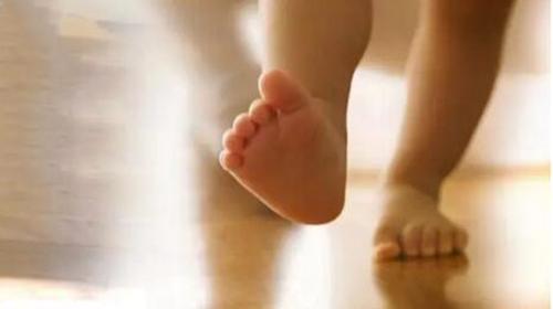 宝宝光脚走路好吗（宝宝光着脚走路好不好）