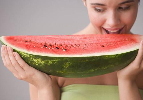 减肥期间可以吃西瓜吗 减肥期间可以吃西瓜吗吃哈密瓜吗