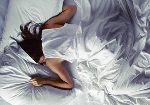 起床后喝盐水有什么好处（起床后喝盐水有什么作用）