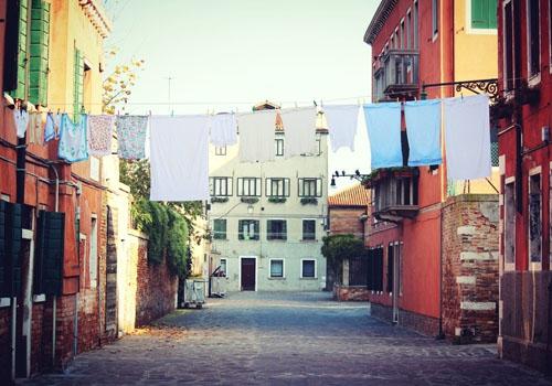 新衣服买回来要洗吗 儿童新衣服买回来要洗吗