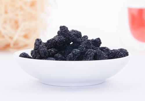 桑葚干泡水好还是干吃好 桑葚干泡水还是干吃好鹿晗