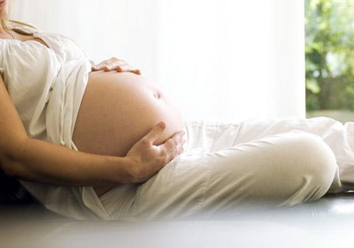 怀孕晚期肚子发硬怎么回事（孕晚期肚发硬是怎么回事）