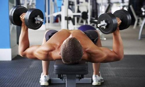 哑铃卧推呼吸方法 哑铃卧推吸气呼气