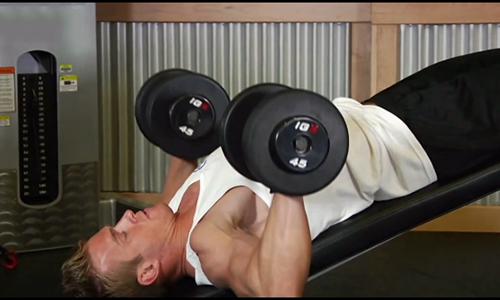 下斜哑铃卧推怎么做 哑铃上斜卧推的正确姿势