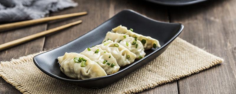 速冻饺子用冷水煮还是热水煮 速冻饺子用冷水煮还是热水煮煮多长时间