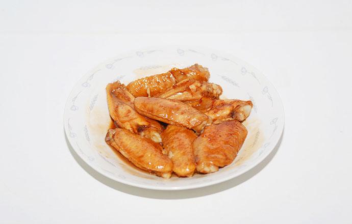 可乐鸡翅先腌制还是先焯水 做可乐鸡翅是先腌还是先用水煮一下