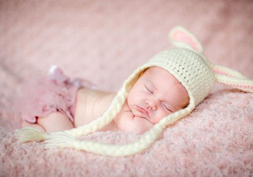 宝宝眼屎多是什么原因(刚出生的宝宝眼屎多是什么原因)