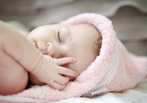 宝宝入睡前很焦躁怎么办 新生儿晚上入睡前烦躁