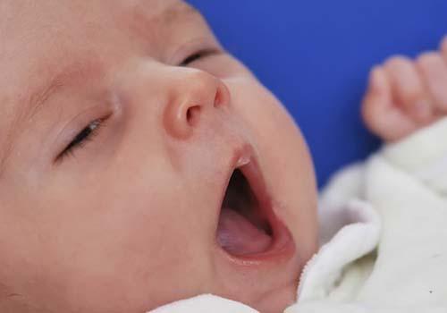 新生儿打嗝怎么办如何处理 新生儿打嗝怎样处理