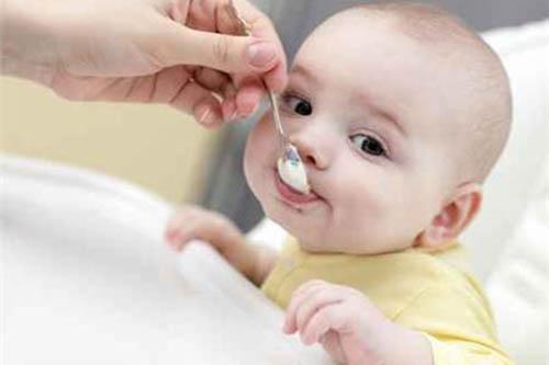 宝宝吐奶怎么办 新生宝宝吐奶怎么办