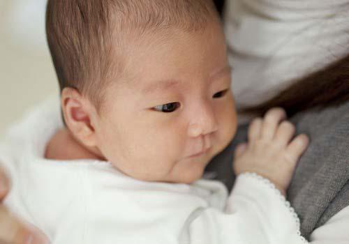 新生儿喝完奶打嗝是怎么回事（新生儿喝奶后就打嗝怎么回事）