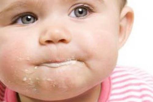 婴儿吐奶是怎么回事（新生婴儿吐奶是怎么回事）