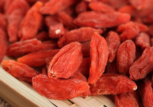 枸杞子泡水后要吃掉吗（枸杞子泡水后要吃掉吗为什么）