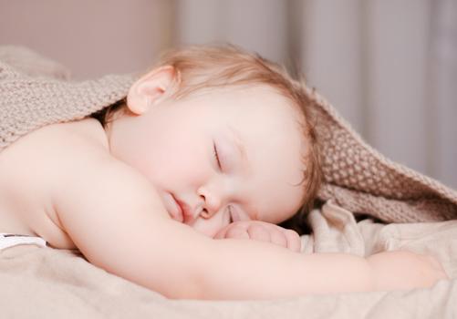 冬天宝宝睡觉穿多少衣服好（冬天宝宝睡觉穿衣服好,还是光着睡好）