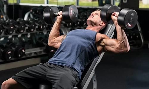 哑铃卧推常见误区(哑铃卧推有几种方法)