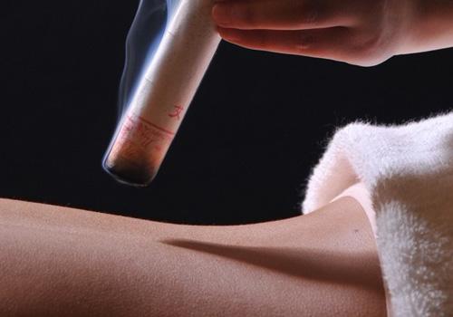 哺乳期能做艾灸吗（哺乳期能做艾灸吗艾灸的好处与功效）