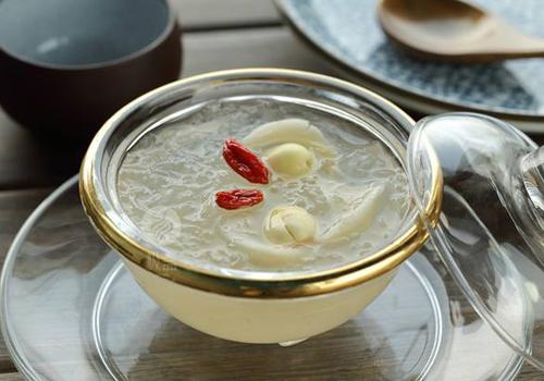 冰糖银耳炖燕窝