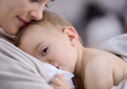 奶结会引起发烧吗 奶结会引起浑身疼和发烧吗