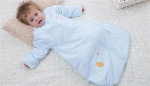 冬天宝宝睡觉（冬天宝宝睡觉要戴帽子吗）