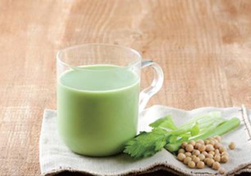 芹菜汁什么时候喝最好 喝对芹菜汁有这么多好处和作用！