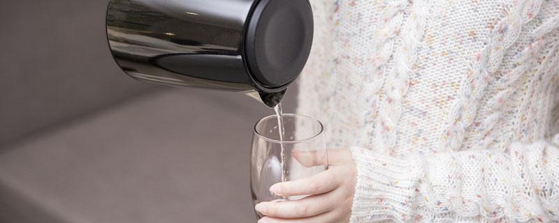 水壶烧开有白色水垢是怎么回事（开水壶白色的水垢是什么）