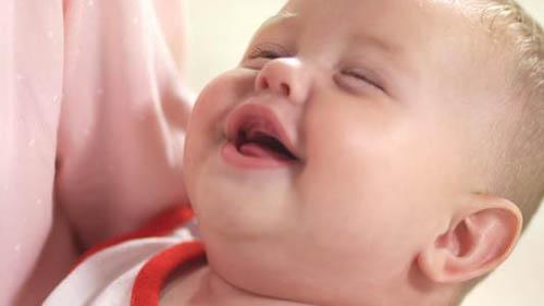 宝宝舌苔厚白是怎么回事 宝宝舌苔厚白是积食还是上火