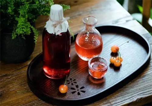 樱桃泡酒有什么功效（酒泡樱桃的作用与功效）