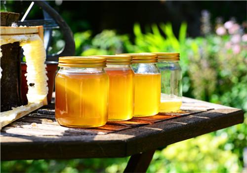 夏天蜂蜜需要放冰箱吗（夏天蜂蜜要放冰箱嘛）