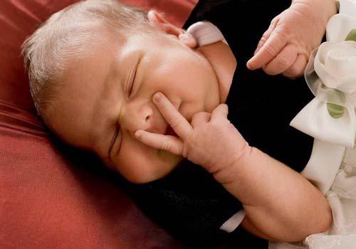 新生儿打嗝后还吐奶怎么回事（新生儿打嗝之后吐奶怎么回事）